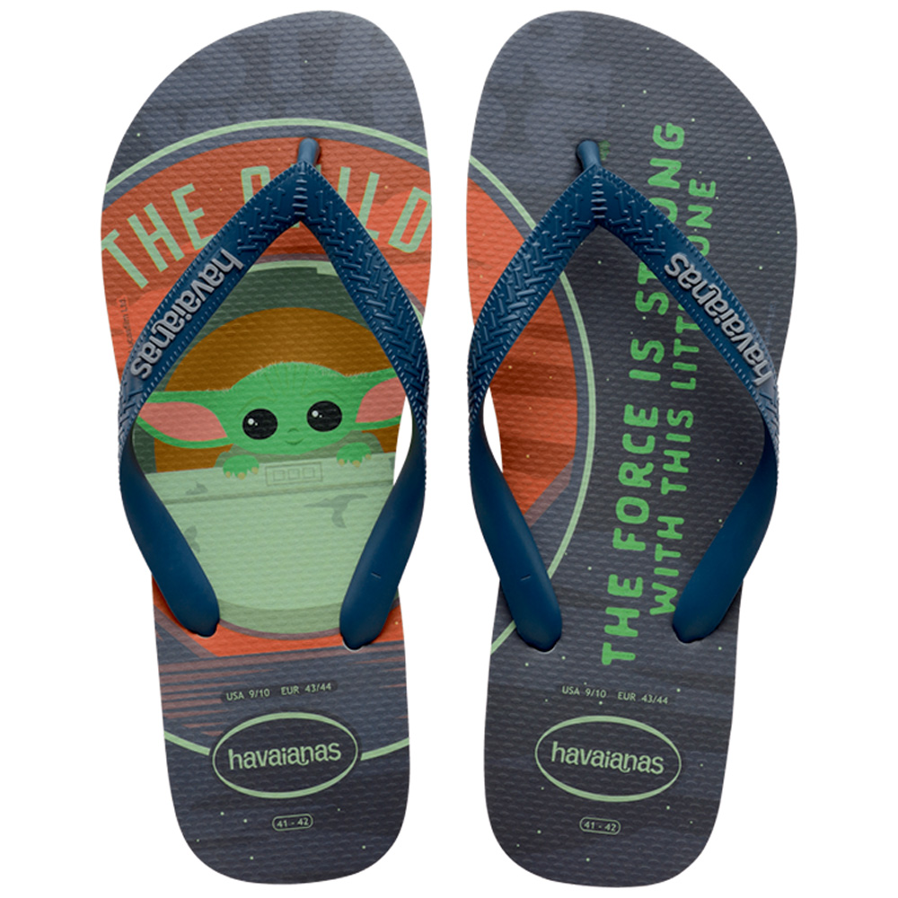 chinelo.png Um chinelo cinza escuro com desenho e frases do Baby Yoda