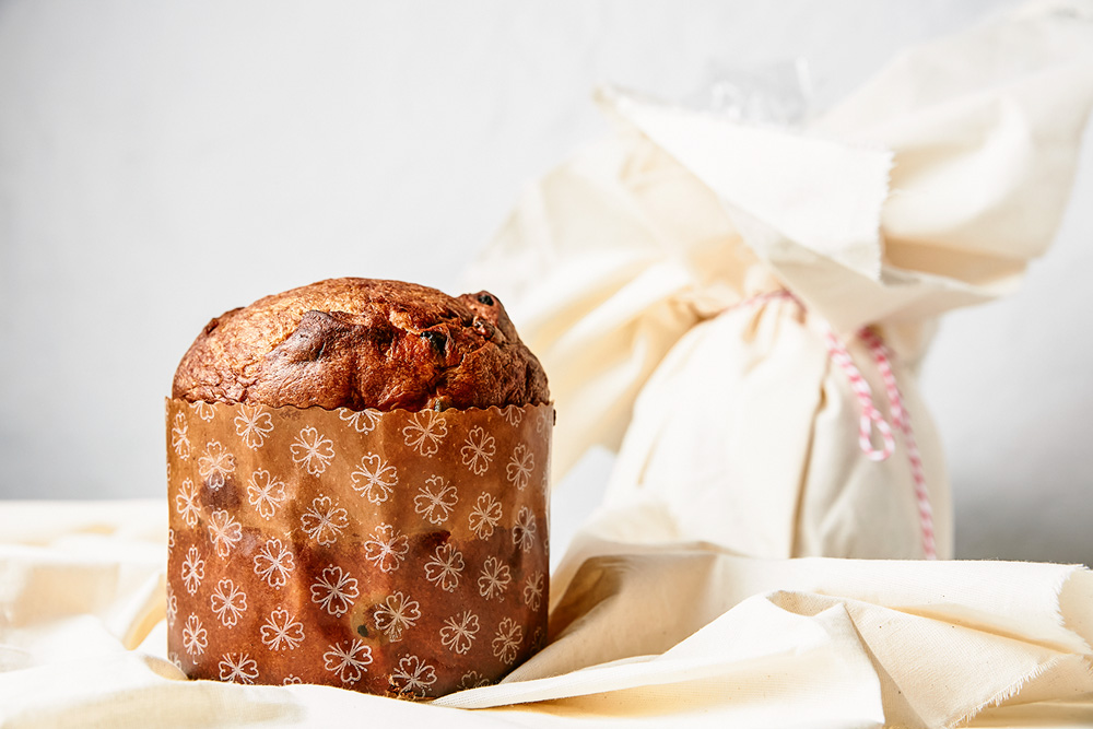 Padoca do Maní Panetone disposto sobre tecido branco