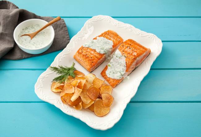 Receita de Salmão com chips de batata doce e molho de endro