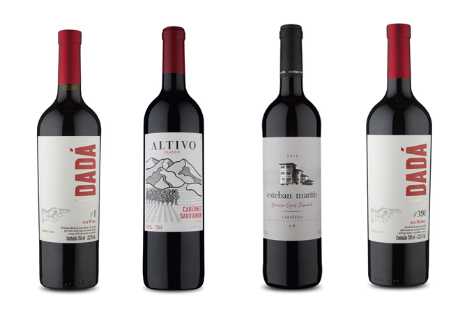 Montagem com quatro garrafas de vinho tinto em fundo branco.