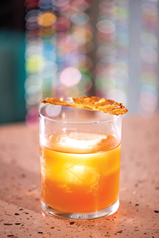 Pracinha: bourbon, brandy de jerez, cachaça envelhecida em carvalho, vermute branco, bitter e açúcar Pracinha: bourbon, brandy de jerez, cachaça envelhecida em carvalho, vermute branco, bitter e açúcar