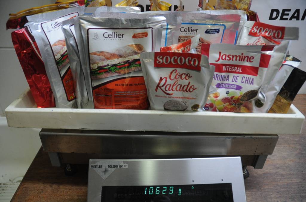 PF prende nigeriano com 10kg de cocaína em embalagens de atum, coco e café