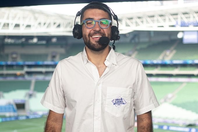 Ator troca os palcos pela narração: “Encontrei o meu teatro no futebol”