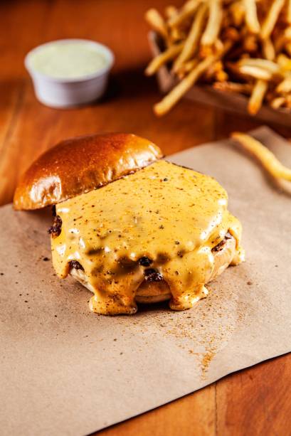 Double cheese: dois discos de carne e queijo cremoso da casa coberto por pimenta ichimi