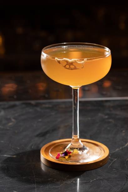 Income: gim, vermutes tinto e seco ao aroma de jasmim, limão-siciliano, mel de agave e bitters da casa Income: gim, vermutes tinto e seco ao aroma de jasmim, limão-siciliano, mel de agave e bitters da casa