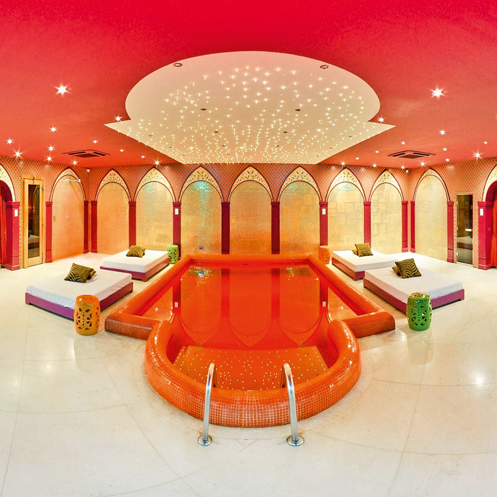 FOTO 14 – DPNY SPA – CREDITO DPNY SPA.jpg Imagem mostra espaço com uma piscina vermelha ao centro e teto vermelho. As paredes tem detalhes dourados.