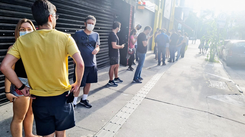 Fila teste covid.jpg Pessoas esperam na rua em fila para fazer testes de Covid-19.