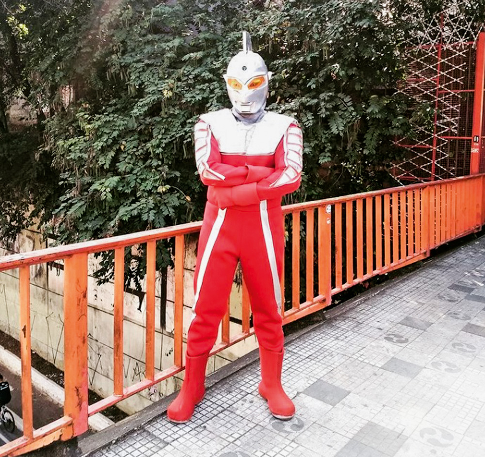 WhatsApp Image 2022-01-10 at 11.33.20 (2).jpeg Homem vestido do personagem Ultraseven na Liberdade.