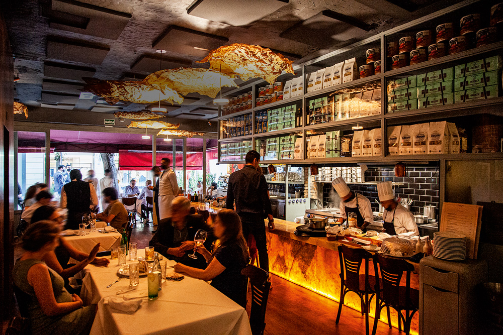 Salão de restaurante com cozinha aberta