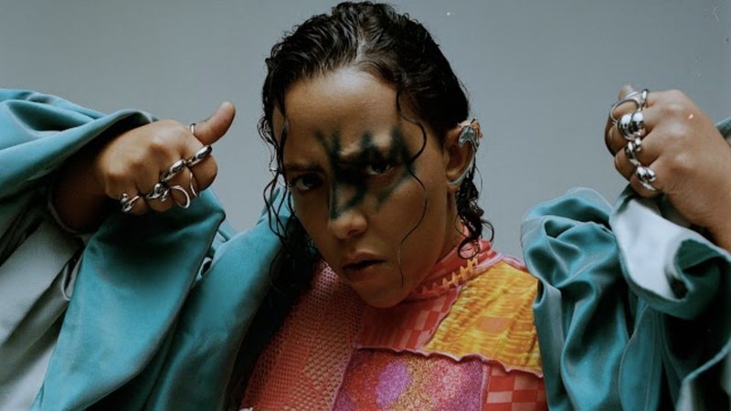 badsista-na-capa-de-gueto-elegance_pedro_pinho_widelg Imagem mostra mulher com rosto pixado vestindo roupa rosa e amarela com paletó azul claro.