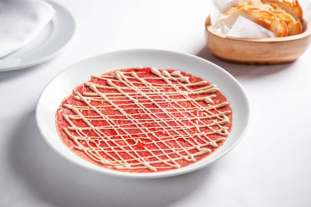 Carpaccio: servido com torradas Carpaccio: servido com torradas