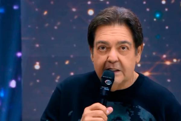 Faustão cutuca a Globo e canta na estreia da Band