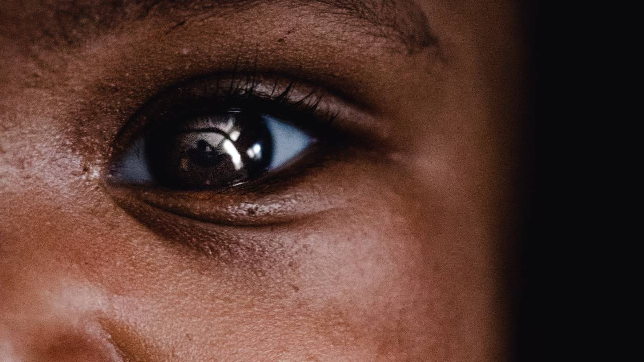 A imagem mostra o olho de uma criança