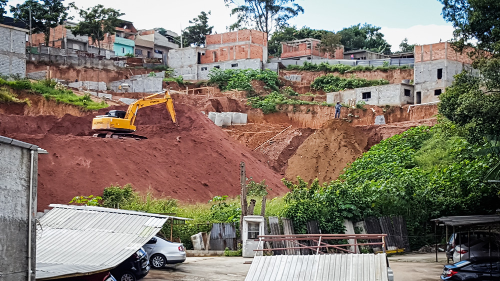 Prefeitura desfaz obras em loteamento irregular na zona sul da capital