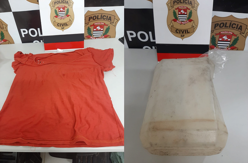 Montagem mostra, à esquerda, em cima de bancada com logotipos da Polícia Civil atrás, blusa da mulher encharcada de álcool. À direita, galão com combustível usado pelo homem preso, no mesmo ambiente