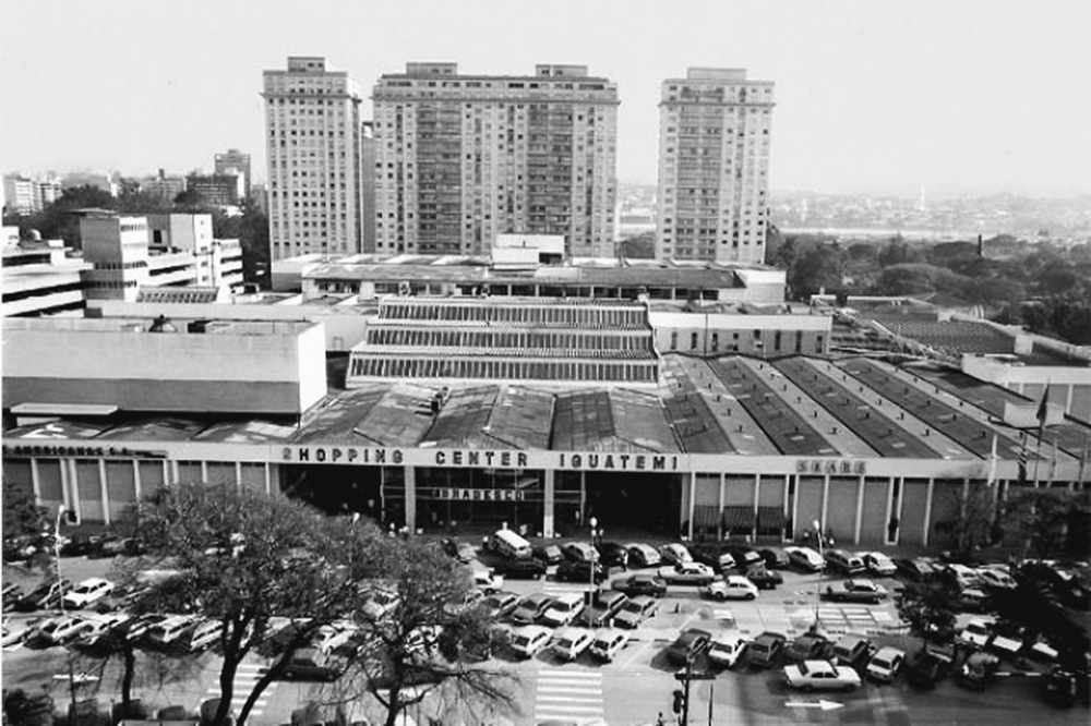 shopping-center-iguatemi_materia-Vejinha.jpg Imagem mostra espaço enorme com carros estacionados à frente. Ao fundo, prédios.