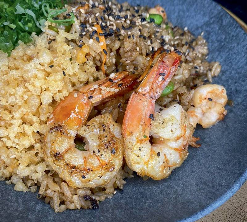 Prato fundo de cerâmica azul com camarões , arroz, cebolinha e mais