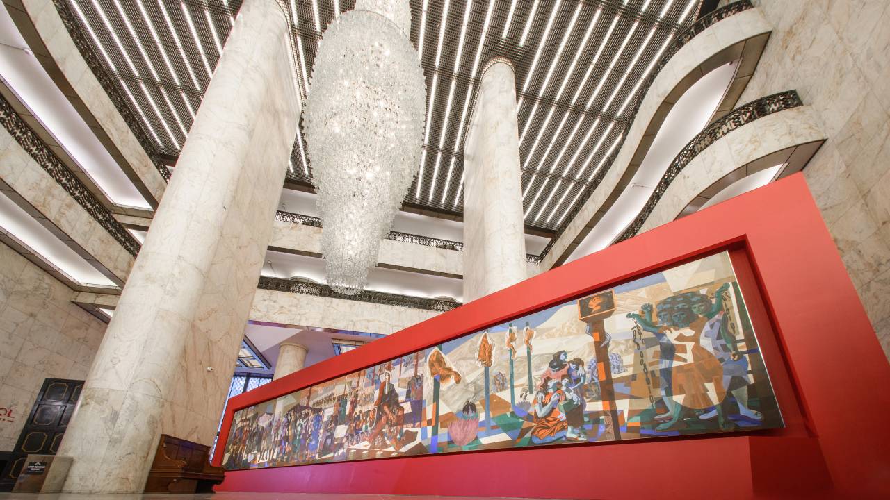 Hall de entrada do Farol Santander, com mural de Cândido Portinari, chamado Tiradentes