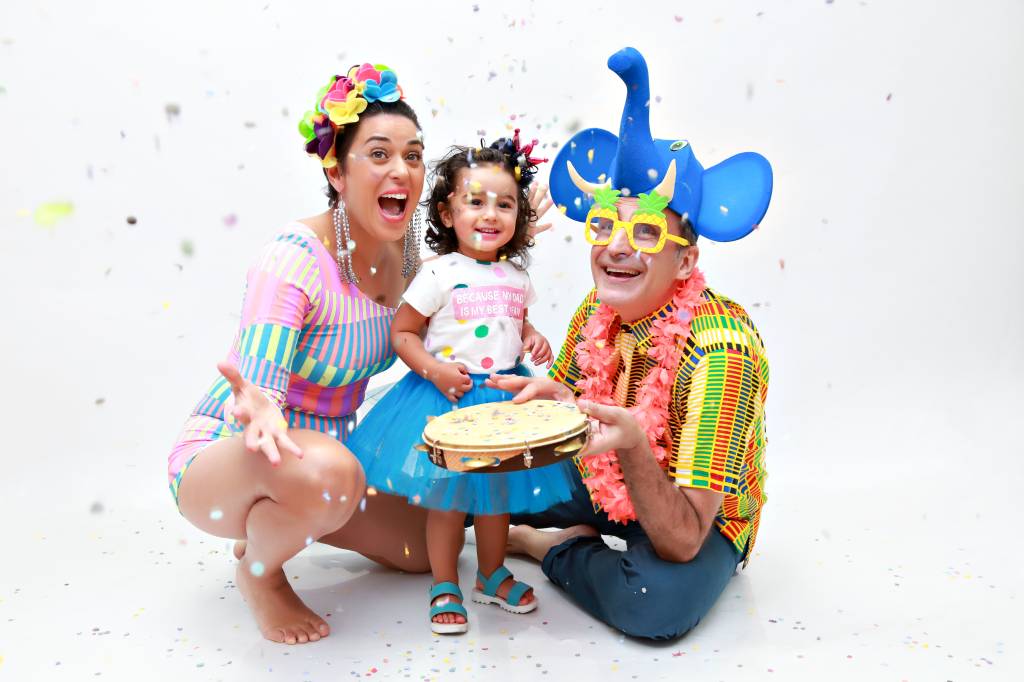 Daniela Faluchi – Liliane epaulo (518) (1) (1) Um homem e uma mulher com roupas de Carnaval ao lado de uma menina com fantasia de princesa