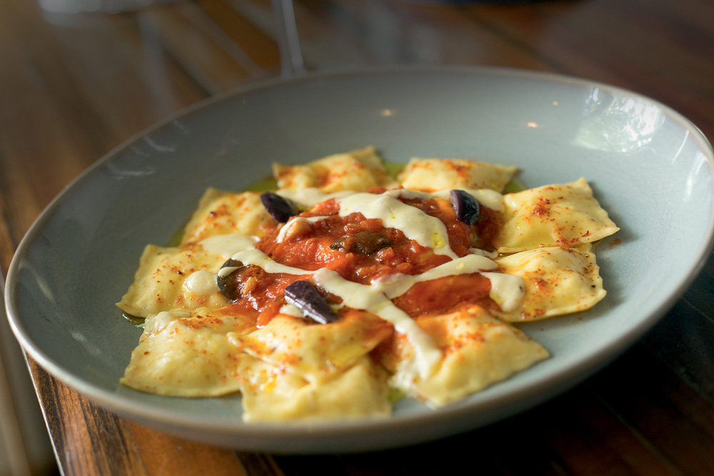 Fechado para o público, Vinheria Percussi estreia delivery