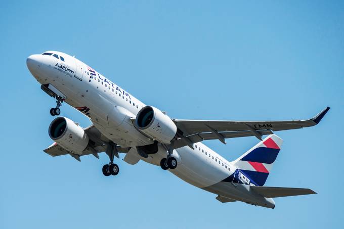 Latam suspende 21 voos nacionais devido ao aumento dos combustíveis