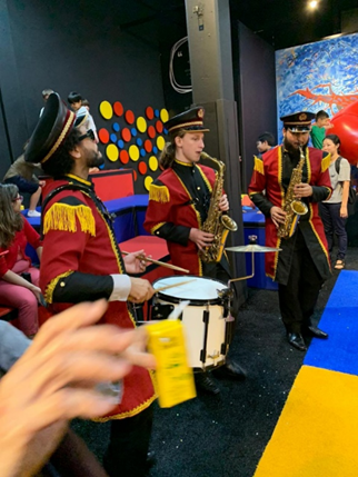 carnaval (1) Banda com roupas coloridas de Carnaval tocando no Museu da Imaginação