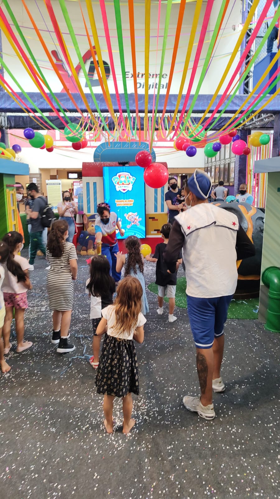 carnaval tamboré 2 (1) Crianças brincam em uma festa de Carnaval no shopping