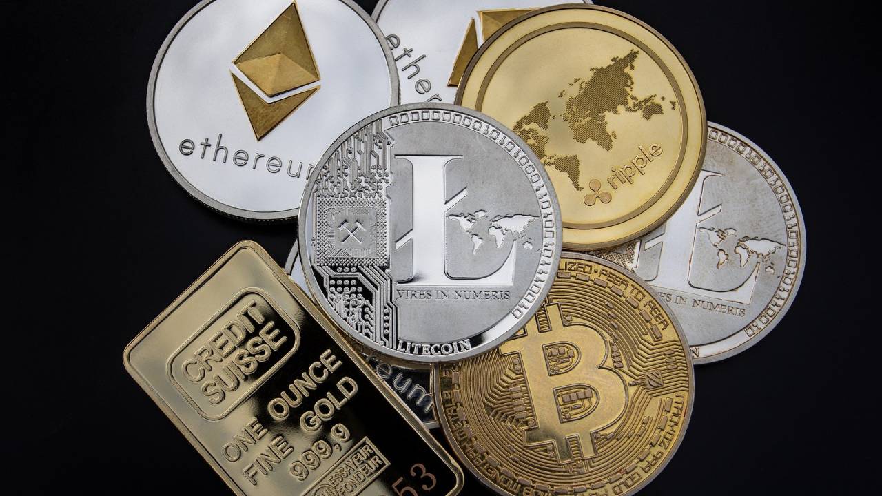 Imagem mostra punhado de moedas que representam símbolos de criptomoedas, como o bitcoin
