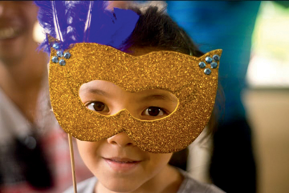 menino de máscara crédito Karina Bacci.jpg Menina usa uma máscara de Carnaval customizada