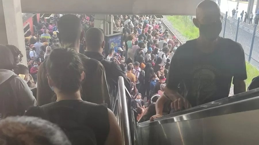 Falhas em linhas da CPTM provocam caos em estações na manhã desta segunda