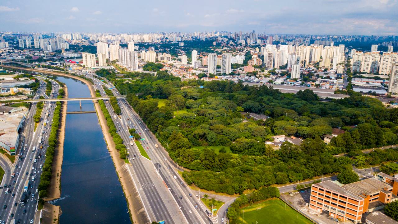 Vista aérea de área do Parque Leopoldina Orlando Villas-Bôas. Ao lado esquerdo, Marginal Tietê