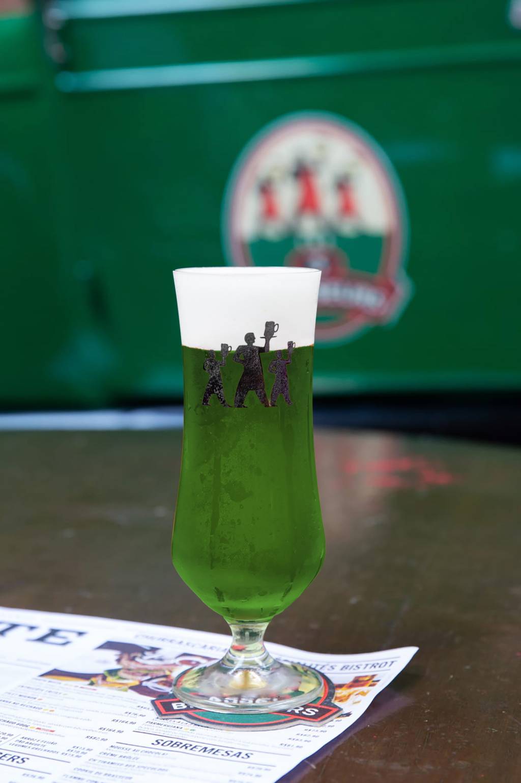 3 Brasseurs Copo com cerveja verde