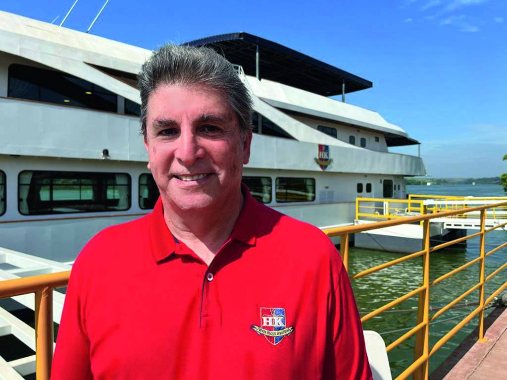 Carlos Nascimento lança embarcação para passeios turísticos pelas águas limpas do Rio Tietê