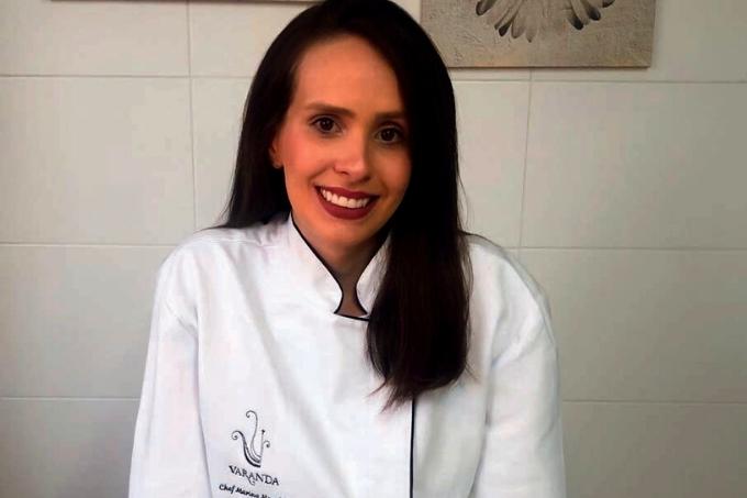 Chef Marina Morales posa frente a parede de azulejos brancos