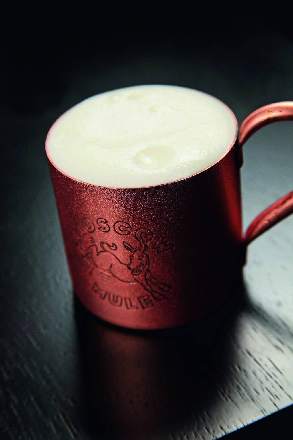 Moscow Mule.JPG.jpeg.jpg (1) Imagem mostra caneaca de metal com líquido espumado de cor branca.