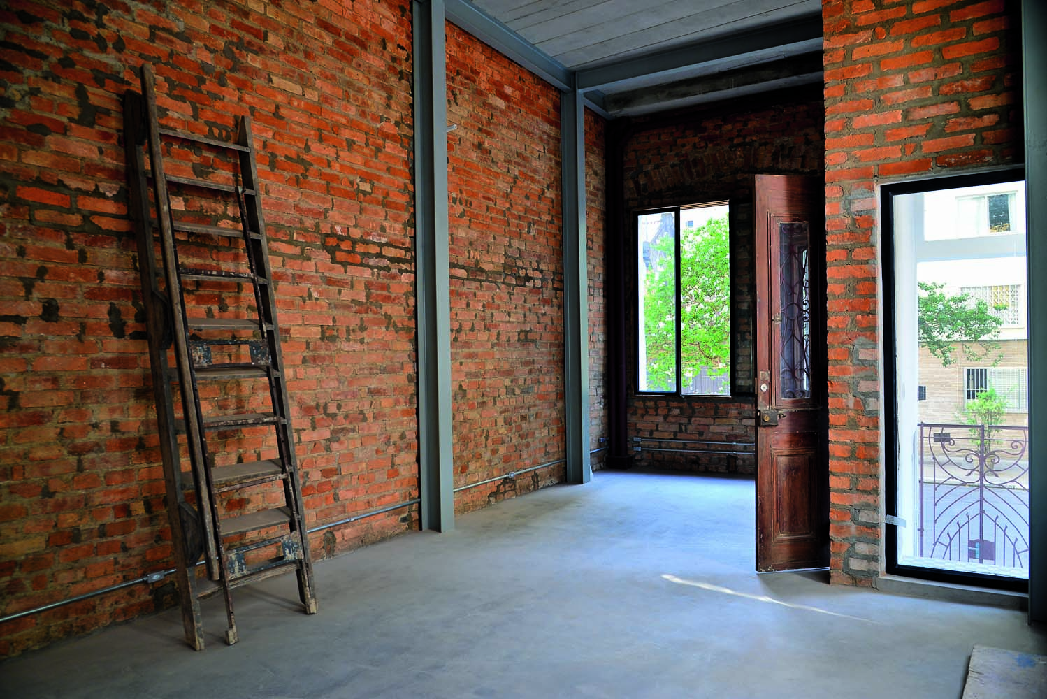 Imagem mostra espa&ccedil;o com paredes de tijolos.