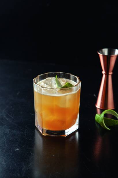 Terra da garoa: cachaça, concentrado de gengibre, Fernet Branca, limões taiti e siciliano e bitter Terra da garoa: cachaça, concentrado de gengibre, Fernet Branca, limões taiti e siciliano e bitter