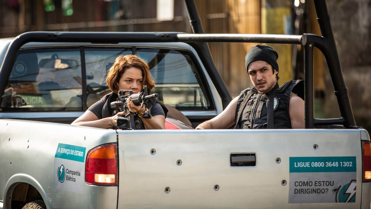 Leandra Leal e Gabriel Leone como policiais em cena do filme