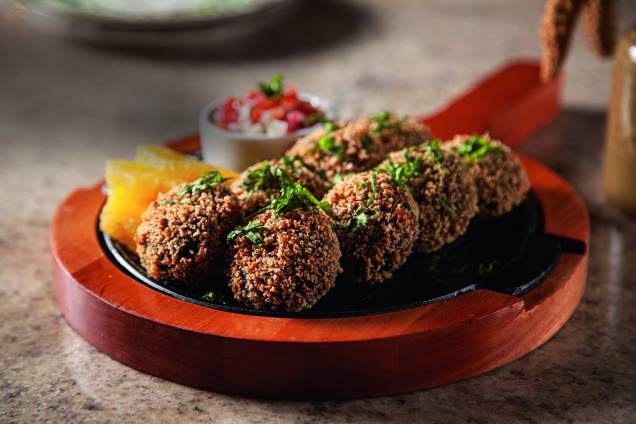 Bolinho de feijoada: acompanha vinagrete e fatias de laranja Bolinho de feijoada: acompanha vinagrete e fatias de laranja