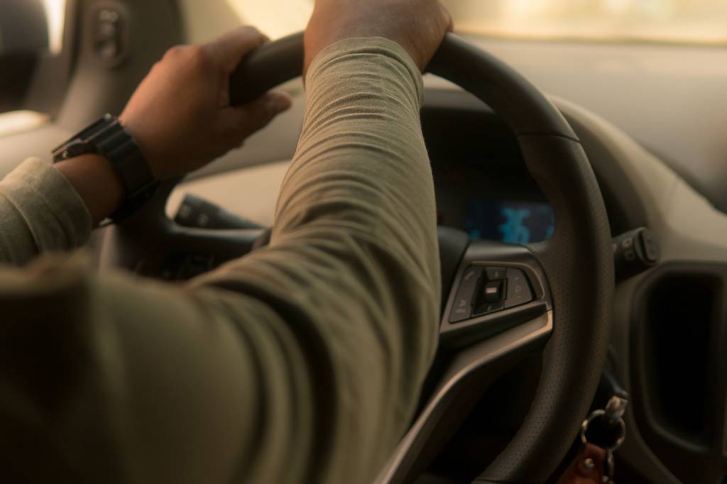 Motorista se masturba durante corrida de aplicativo com idosa no carro