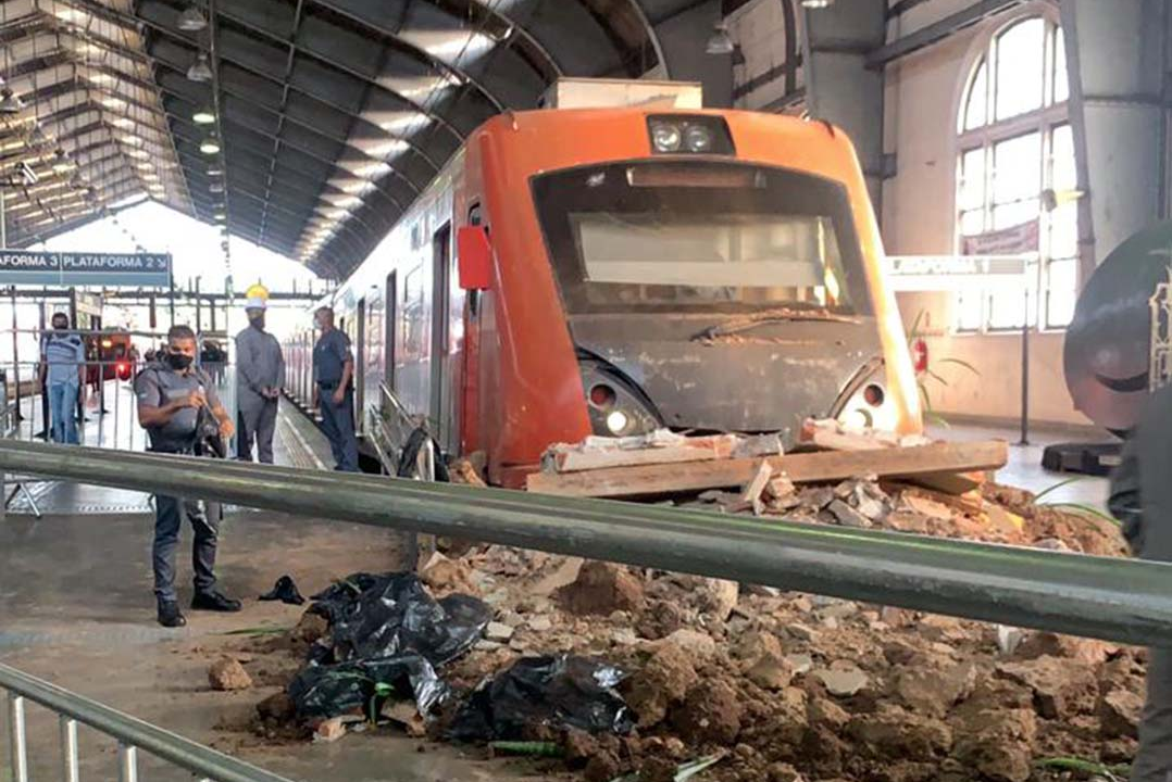 Trem colide com barreira de proteção na estação Júlio Prestes