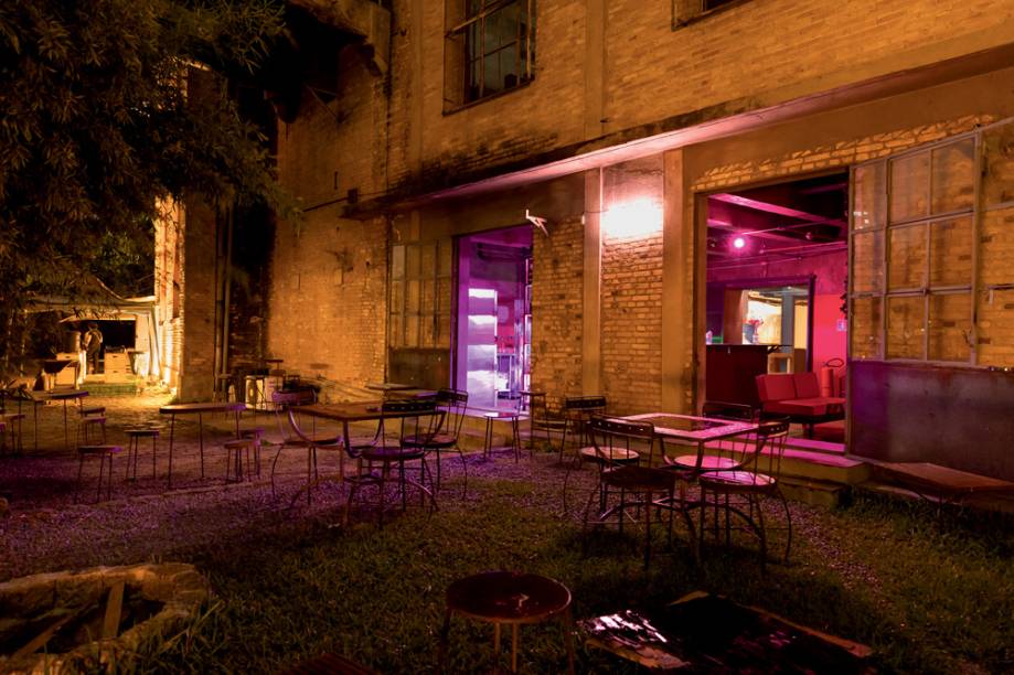 Área externa do bar: com música ao vivo e DJs Área externa do bar: com música ao vivo e DJs