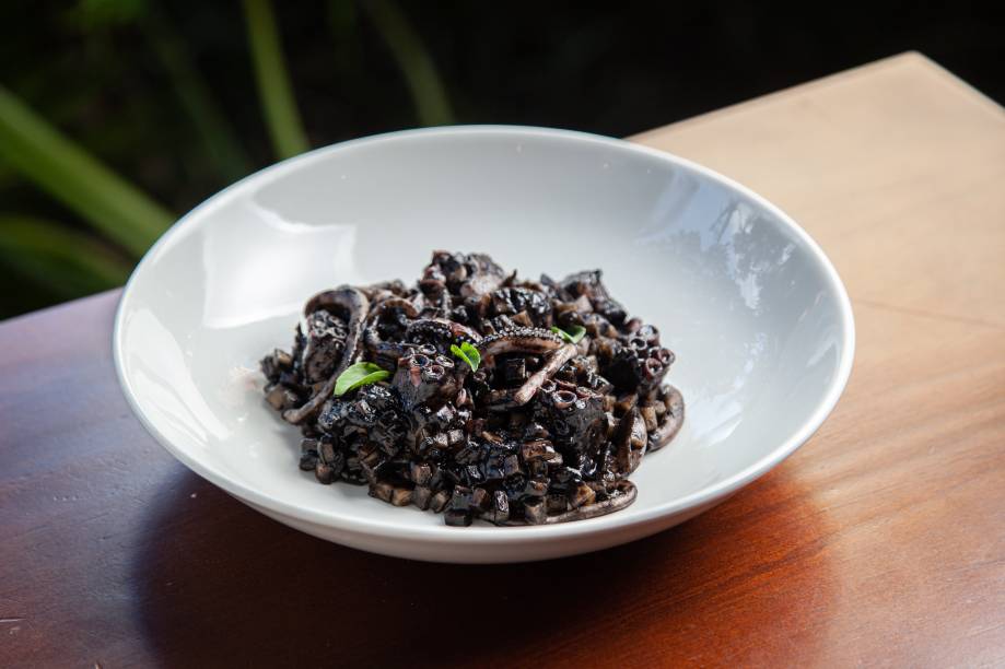 Pastina com tinta de lula: com pedaços do molusco