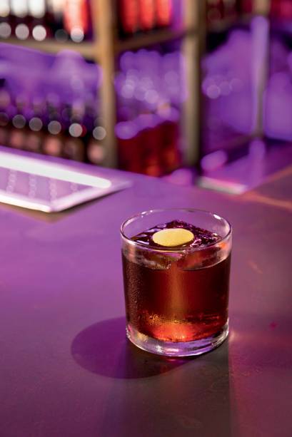 Drinque reverse black manhattan: bitters, bourbon e Averna Drinque reverse black manhattan: bitters, bourbon e Averna