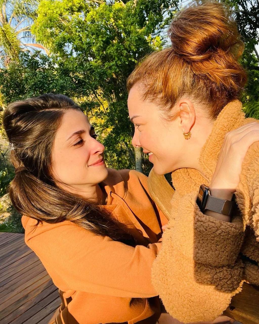 Thiaguinho e Peixinho posam ao lado de Fernanda Souza e namorada