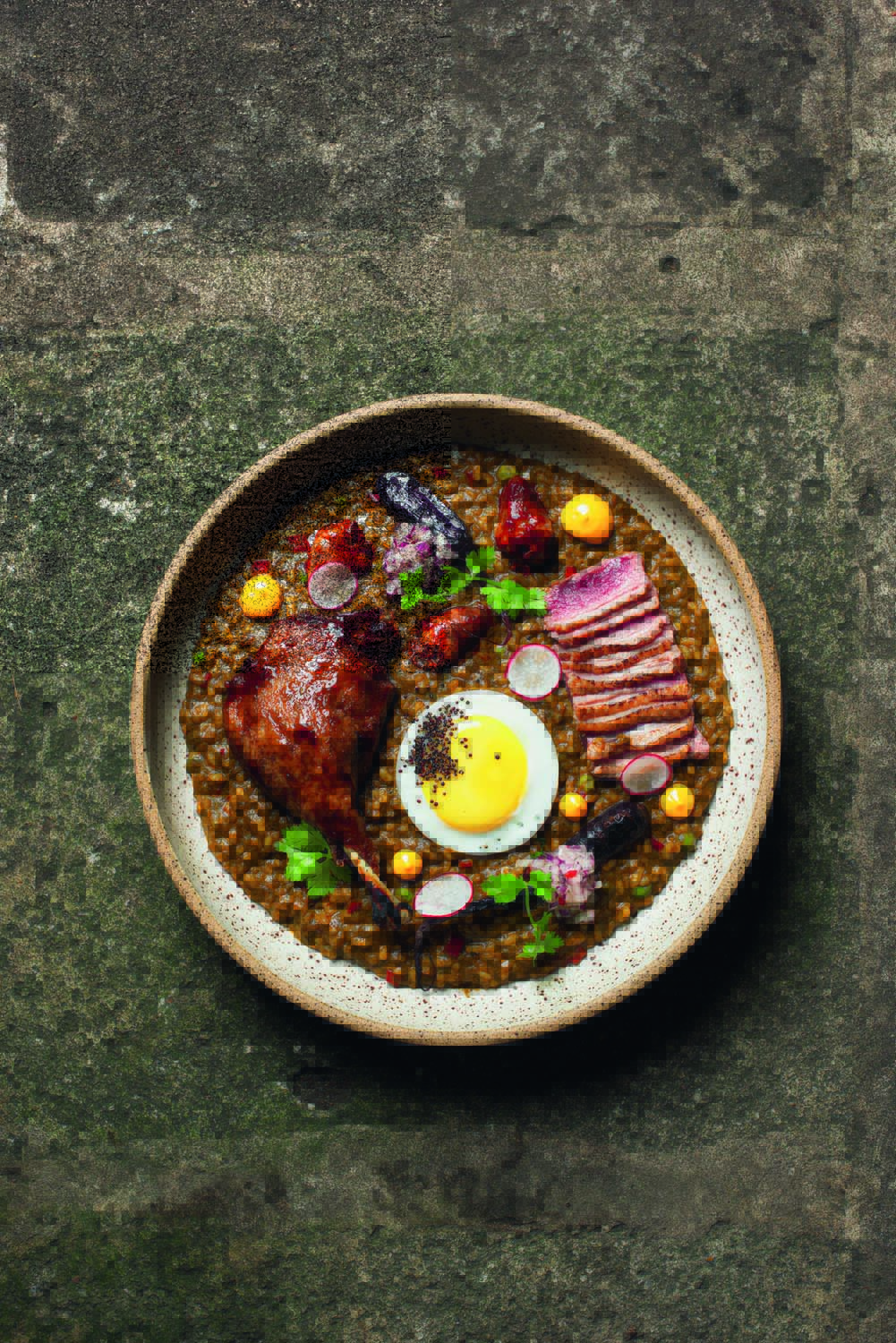 Ama.zo – Cozinha Peruana Prato de arroz acompanhado por pedaços de frango, ovo frito e mais visto de cima