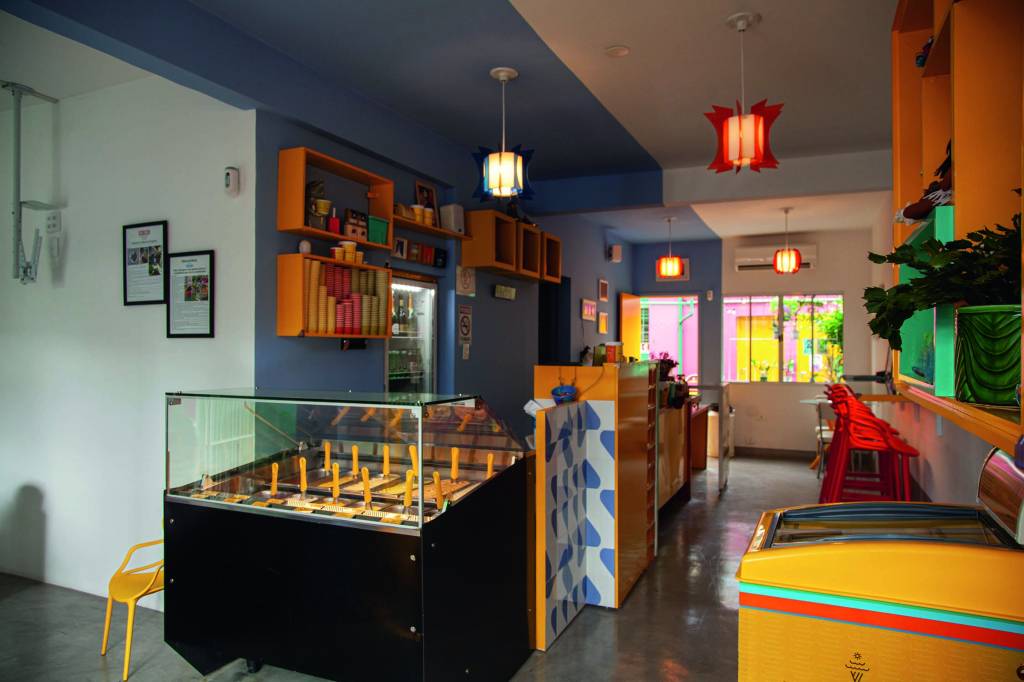 Mare di Sapore – ambiente Imagem do interior da sorveteria. Há uma vitrine com os sabores de gelato