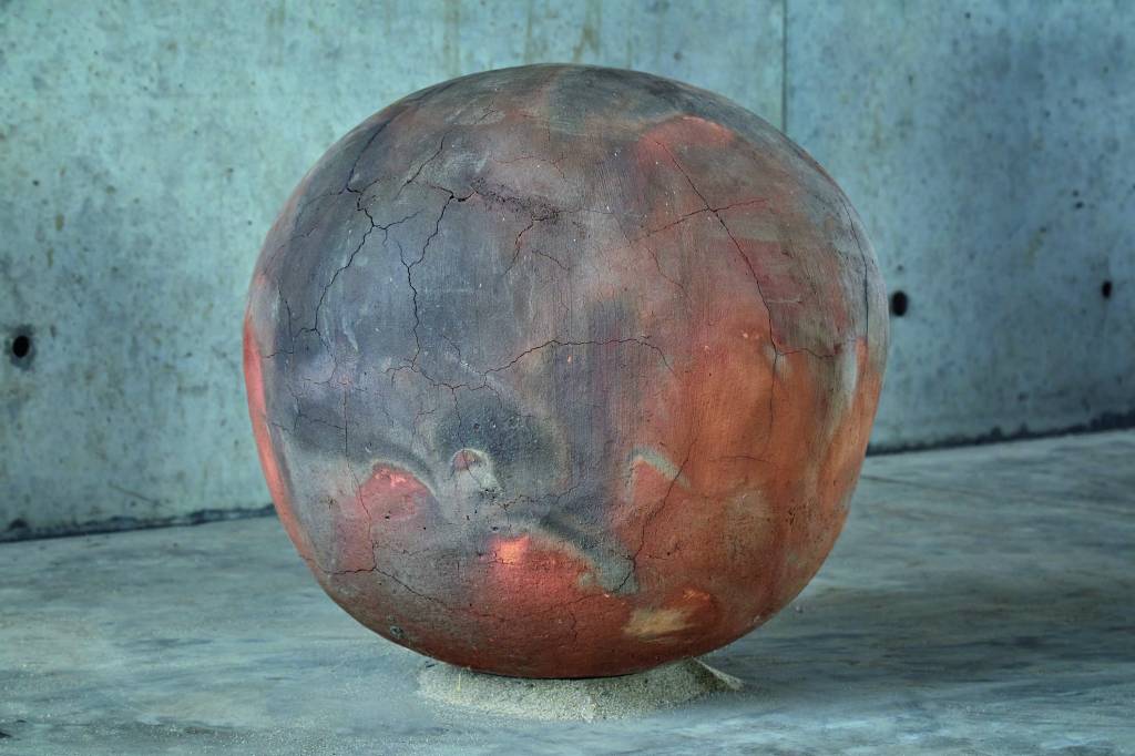 Mostra na Luciana Brito Galeria traz peças que parecem esferas alienígenas