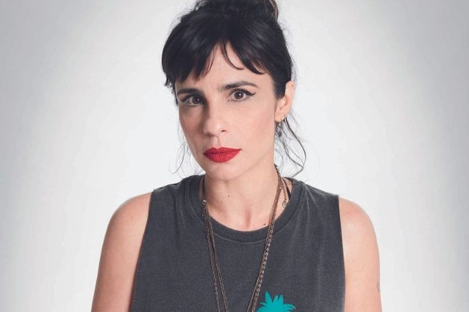 “O teatro é uma arma contra a morte”, diz Maria Ribeiro