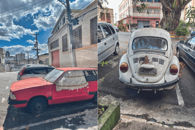 Duas imagens. À esquerda, um carro vermelho antigo com a janela quebrada, estacionado em uma rua. À direita, um fusca branco antigo, estacionado.